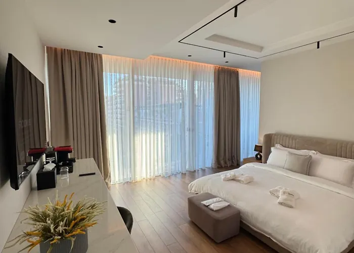 The Metropolitan Тирана